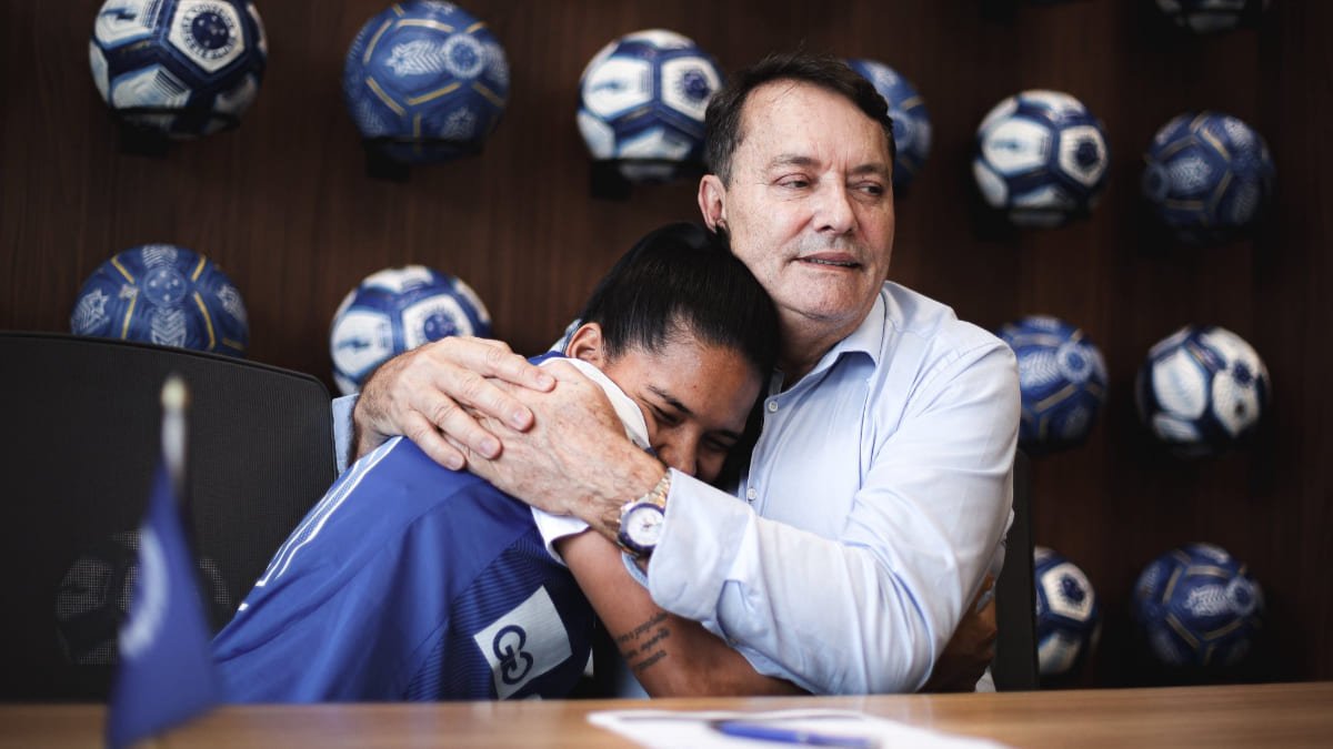 Marília, atacante do Cruzeiro, e Pedro Lourenço, sócio majoritário da SAF (foto: Gustavo Martins/Cruzeiro)