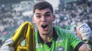 Pedro Morisco, goleiro do Coritiba, comemorando acesso à Série A - Crédito: 