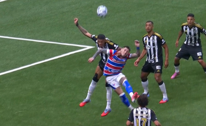Lance em que arbitragem marcou pênalti para o Fortaleza contra o Atlético (foto: Reprodução/Premiere)