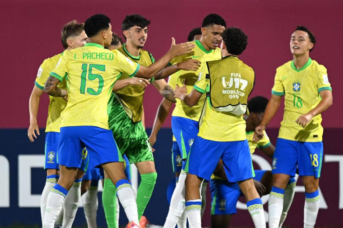 Jogadores da Seleção Brasileira comemoram gol de Pietro sobre a França nas oitavas de final do Mundial Sub-17 (foto: Divulgação/Fifa)