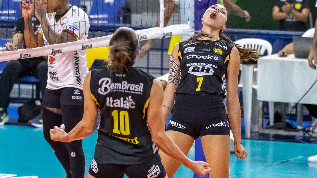 Michelle Paqvão e Gabi Martins comemoram ponto do Praia Clube sobre o Mackenzie na Superliga Feminina de Vôlei (foto: Bruno Cunha/Praia Clube)