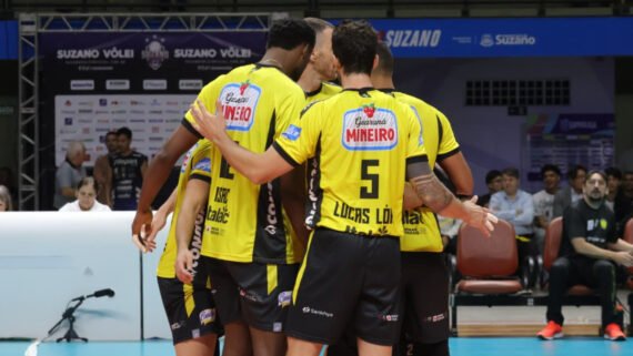 Praia comemora ponto contra o Suzano na Superliga Masculina de Vôlei (foto: Divulgação/Suzano Vôlei)