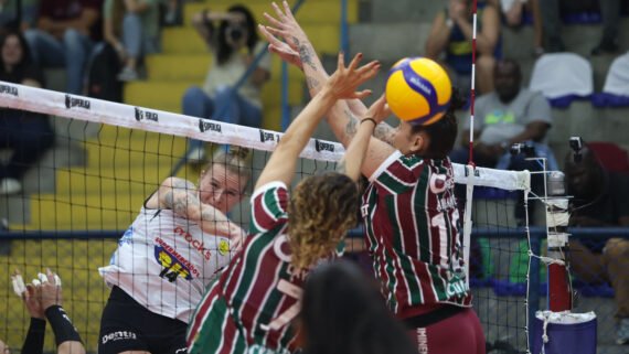 Payton Caffrey ataca bola durante Praia Clube x Fluminense, na Superliga Feminina de Vôlei (foto: MARCELO GONÇALVES/FLUMINENSE)