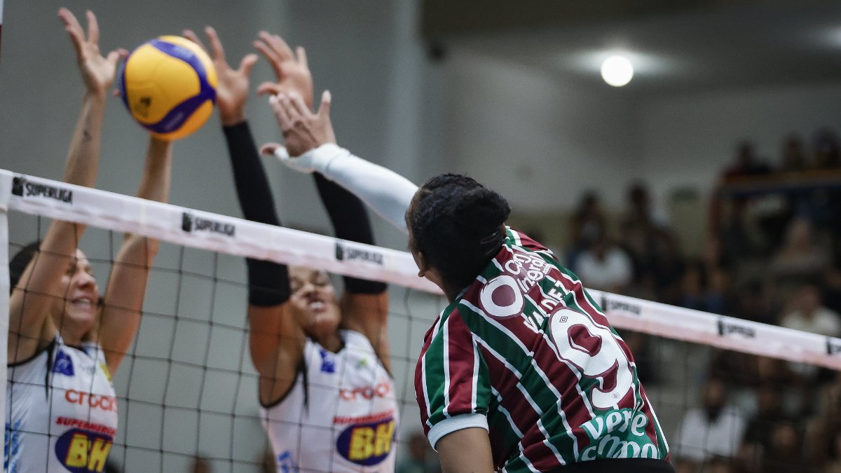 Praia Clube tenta bloquear ataque do Fluminense durante jogo da Superliga Feminina de Vôlei (foto: MARCELO GONÇALVES/FLUMINENSE FC)