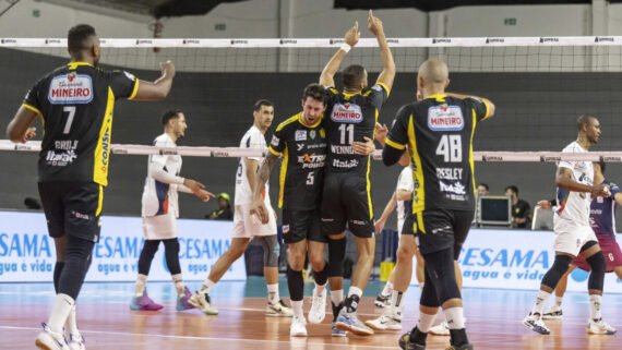 Praia Clube comemora ponto sobre o JF Vôlei (foto: Bruno Sousa/Praia Clube)