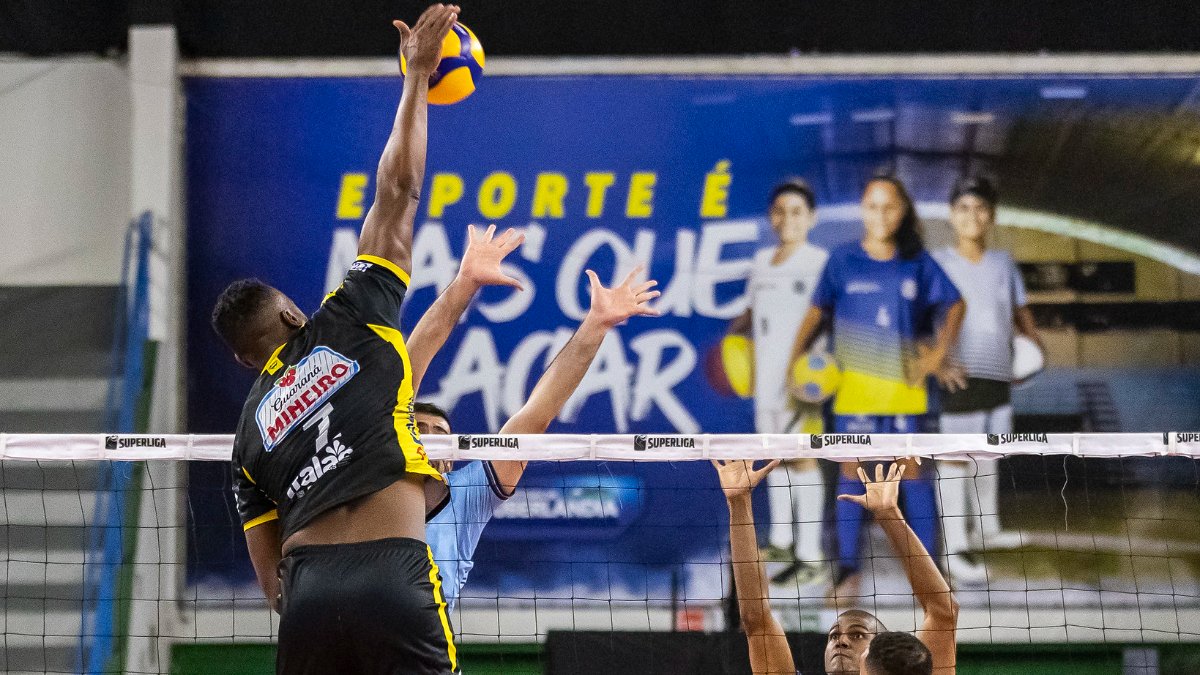 Paulo, do Praia, em ação contra o Minas na Superliga Masculina de Vôlei (foto: Bruno Cunha/Praia Clube)