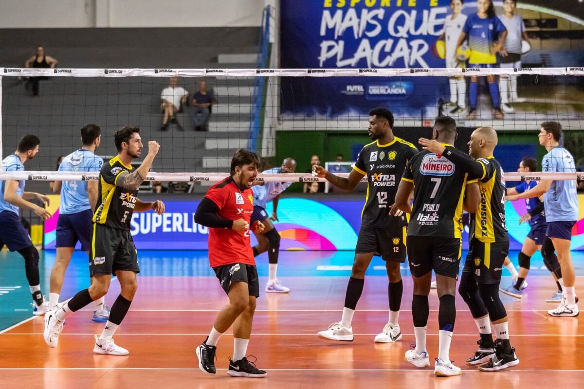 Praia Clube comemora ponto contra o Minas na Superliga Masculina de Vôlei (foto: Bruno Cunha/Praia Clube)