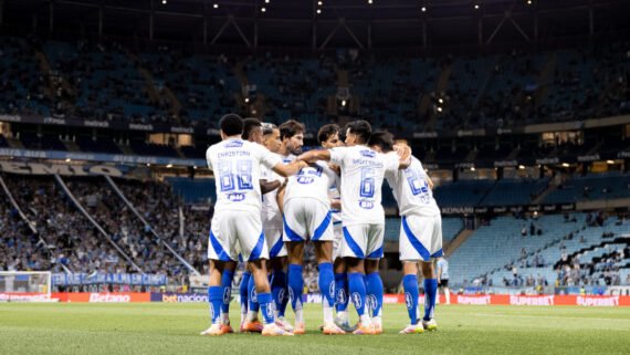 Jogadores do Cruzeiro celebram gol na Arena do Grêmio, em Porto Alegre (foto: Lucas Bubols/Cruzeiro)