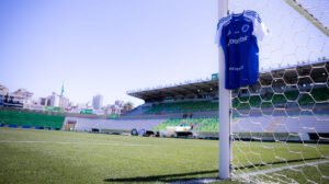 Camisa do Cruzeiro estendida em um dos gols do Alfredo Jaconi, em Caxias do Sul - Crédito: 