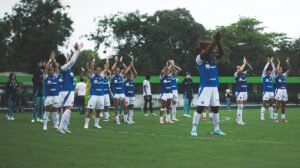 Jogadoras do Cruzeiro celebrando a presença da torcida no Gregorão - Crédito: 
