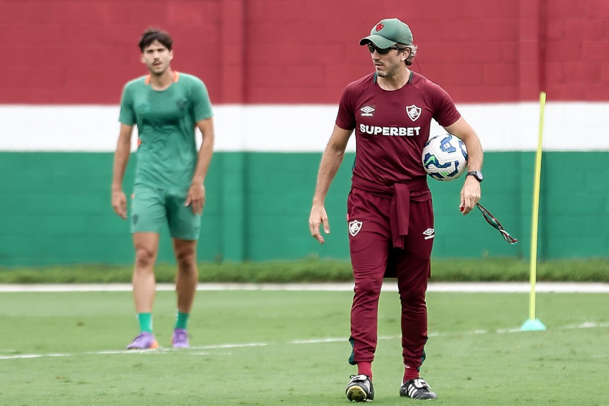 Zubeldía tem dado poucas oportunidades a Rabello (no fundo) (foto: LUCAS MERÇON / FLUMINENSE F.C.)