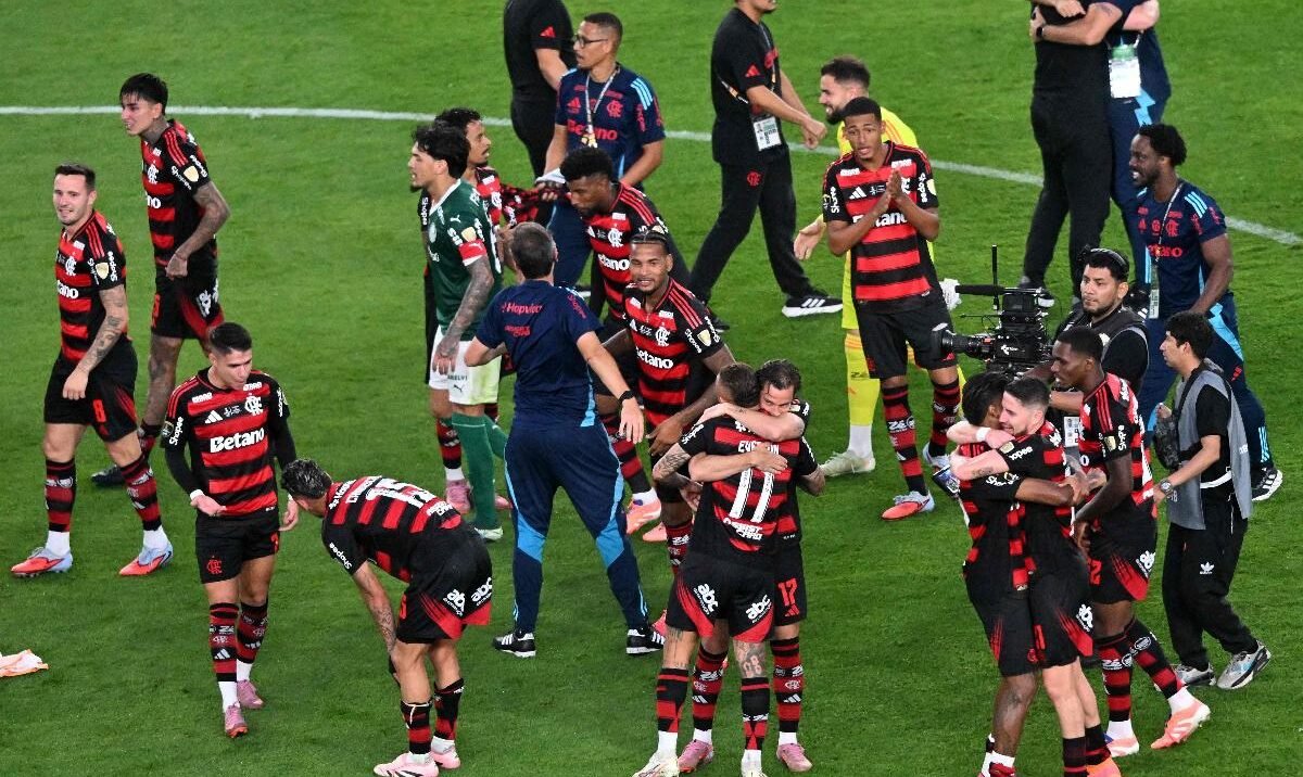 Jogadores do Flamengo celebram vitória sobre o Palmeiras na final da Libertadores (foto: Connie FRANCE / AFP)