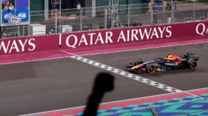 Verstappen cruza a linha de chegada no GP do Catar - Crédito: 