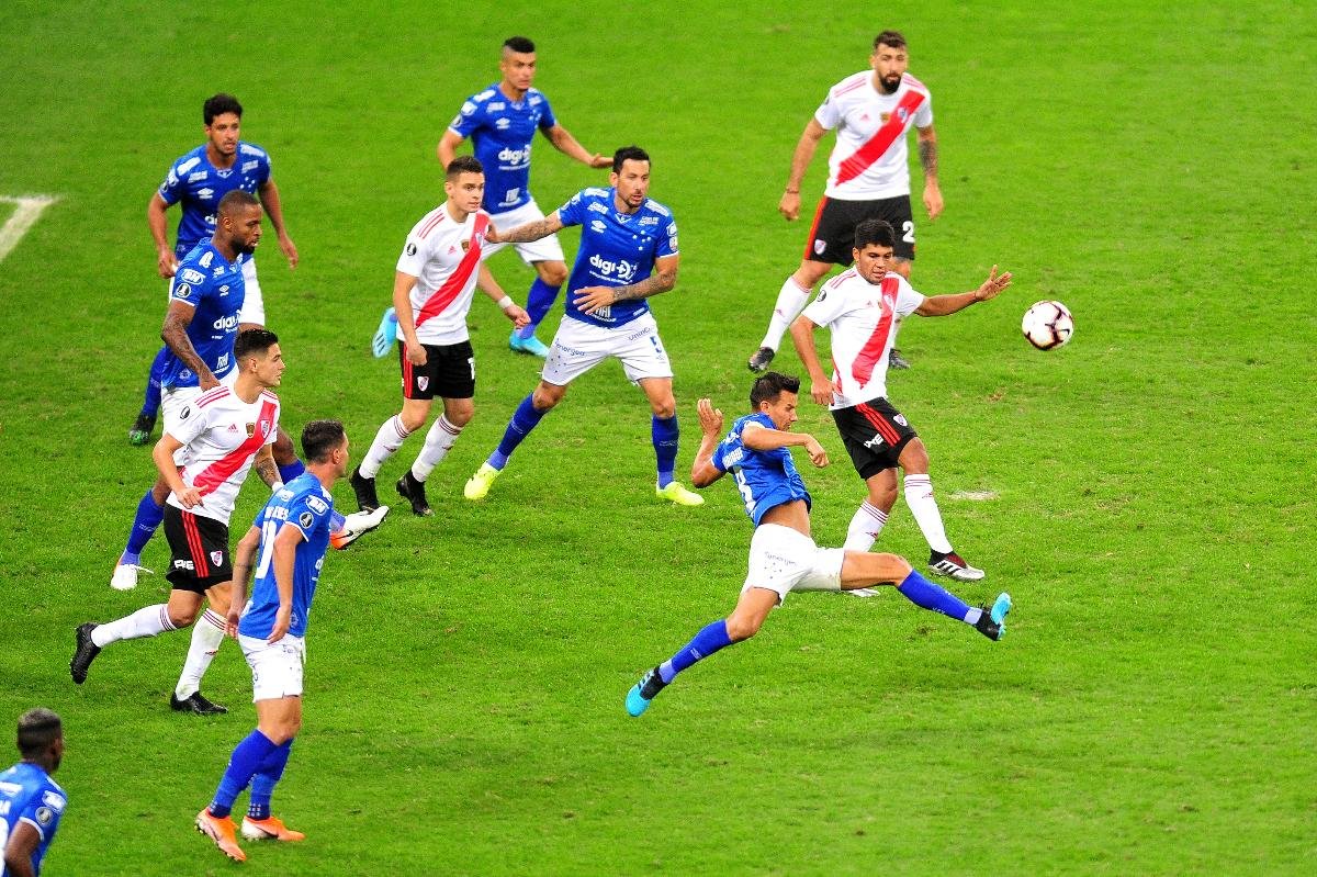Lance de Cruzeiro x River Plate, no Mineirão, pela Copa Libertadores de 2009 - (foto: Ramon Lisboa/EM/D.A Press)