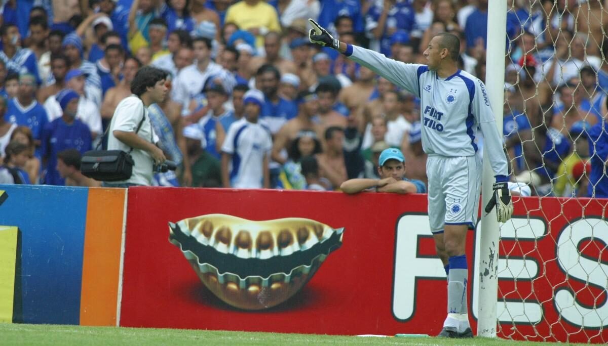 Gomes em ação pelo Cruzeiro na vitória por 2 a 1 sobre o Paysandu em 2003 (foto: Auremar de Castro/Estado de Minas - 30/11/2003)