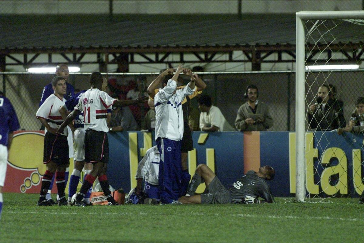 Gomes sentiu câimbras em sua estreia pelo Cruzeiro - (foto: Jorge Gontijo/Estado de Minas - 04/09/2002)