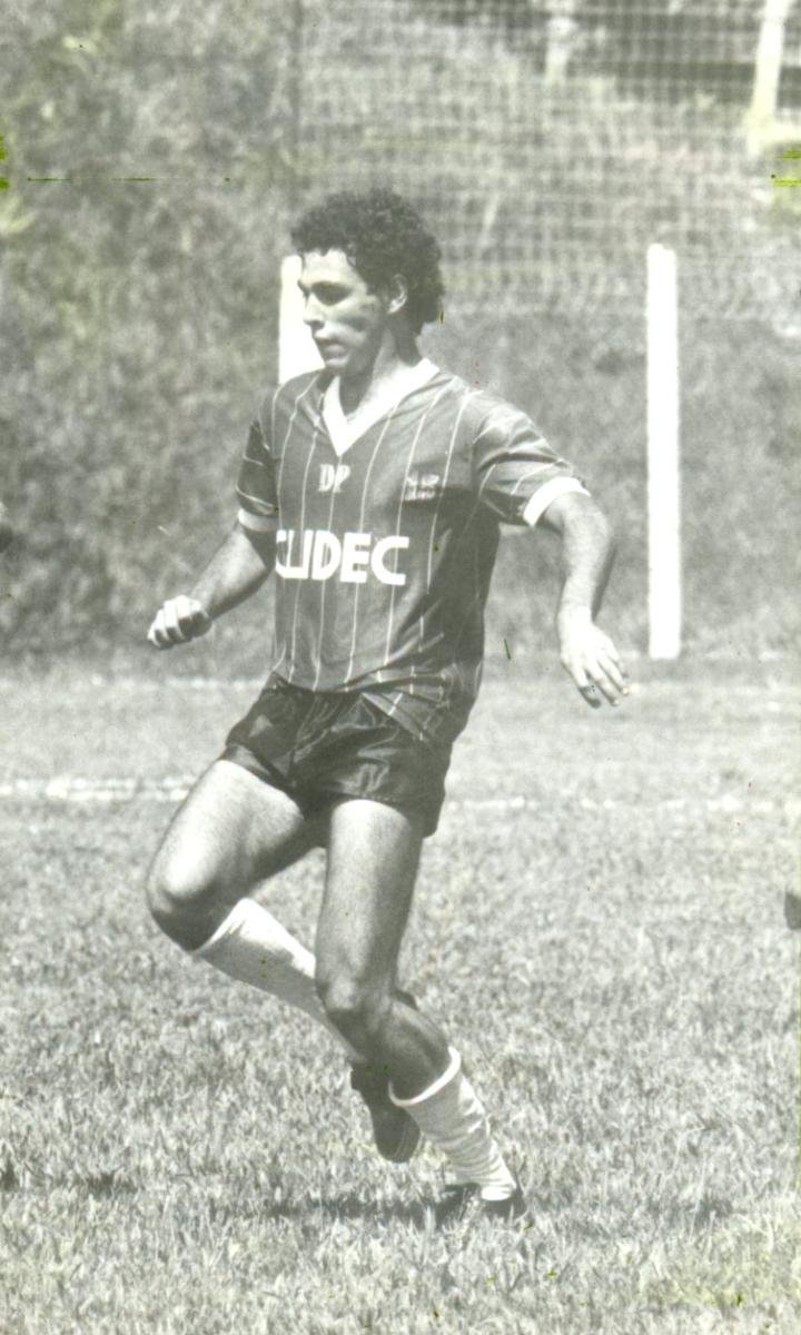 Sílvio em treino pelo América em 1990 - (foto: Jorge Gontijo/Arquivo EM - 16/01/1990)