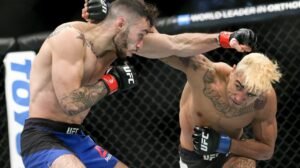 Shane Burgos (esquerda) e Godofredo Pepey (à direita) durante luta do UFC em Nova York - Crédito: 