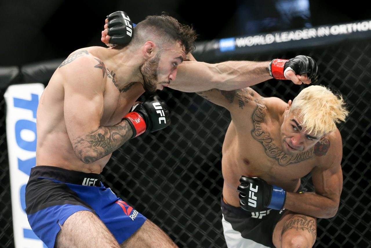 Godofredo Pepey à esquerda, de cabelo loiro, troca socos com Shane Burgos, de calção azul (foto: Ed Mulholland/Getty Images/AFP - 22/7/17)