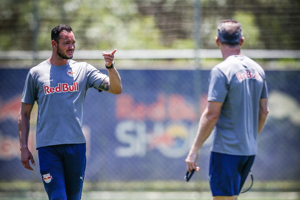 Réver e Mancini durante treino do Bragantino (foto: Ari Ferreira/Red Bull Bragantino)