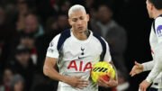 Richarlison comemora gol em Arsenal x Tottenham (foto: Ben STANSALL / AFP)