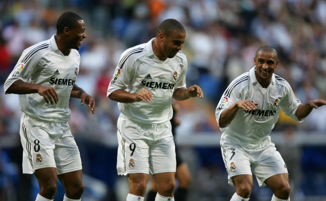 Roberto Carlos comemorando gol no Real Madrid (foto: AFP PHOTO/PHILIPPE DESMAZES)