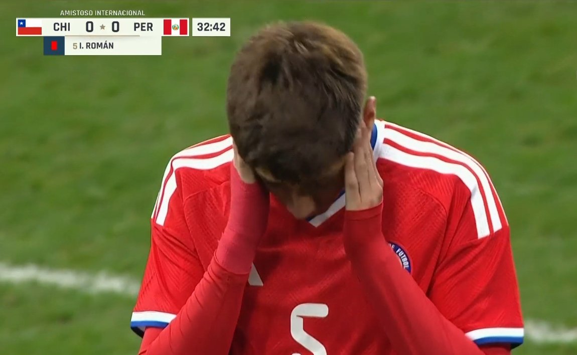 Ivan Román, zagueiro do Atlético, se lamenta durante jogo da Seleção Chilena (foto: Reprodução/Chilevisión)