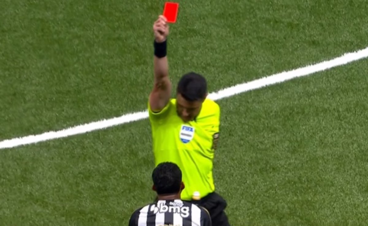 Rony, atacante do Atlético, é expulso durante confronto contra o Flamengo (foto: Reprodução/Premiere)