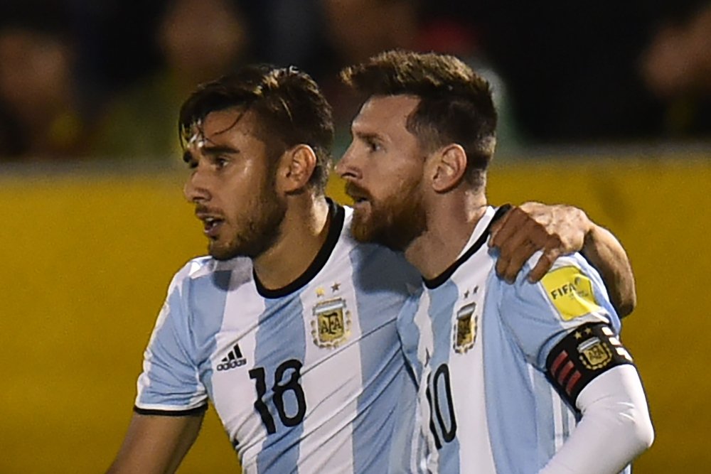 Salvio ao lado de Messi na Seleção Argentina (foto: AFP / Pablo COZZAGLIO)