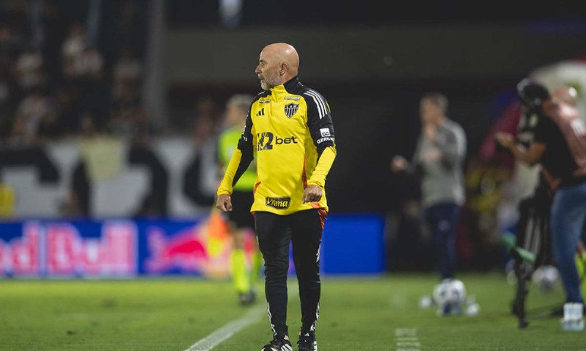 Sampaoli, técnico do Atlético, em jogo contra o Bragantino (foto: Pedro Souza / Atlético)