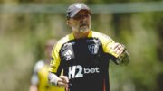 Sampaoli, técnico do Atlético, durante treinamento na Cidade do Galo (foto: Pedro Souza/Atlético)