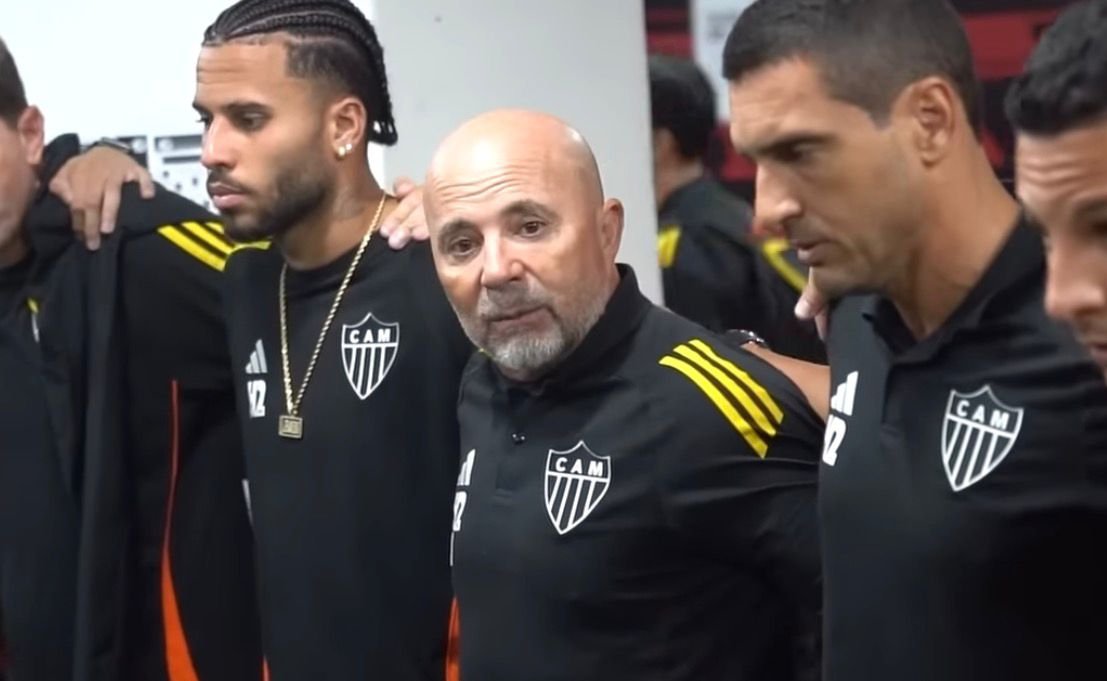 Sampaoli em vestiário na Ilha do Retiro depois de vitória do Atlético sobre o Sport (foto: Reprodução/YouTube/GaloTV)