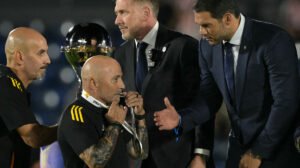 Jorge Sampaoli, técnico do Atlético, recebe medalha de vice-campeão da Sul-Americana - Crédito: 
