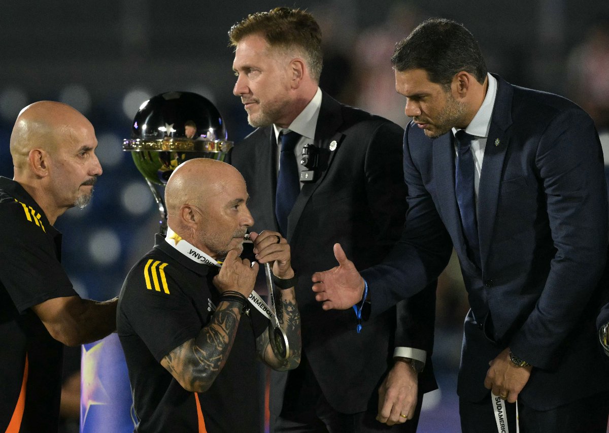 Jorge Sampaoli, técnico do Atlético, recebe medalha de vice-campeão da Sul-Americana (foto: Juan Mabromata/AFP)
