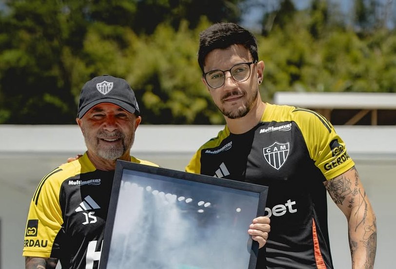 Sampaoli ao lado de Pedro Souza, fotógrafo do Atlético (foto: Divulgação/Atlético)