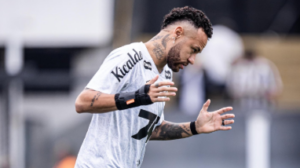 Neymar se aquece antes de jogo do Santos na Vila Belmiro - Crédito: 