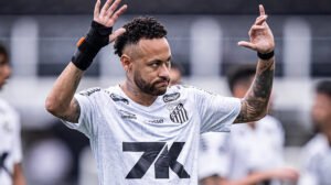 Neymar cumprimenta torcedores do Santos - Crédito: 