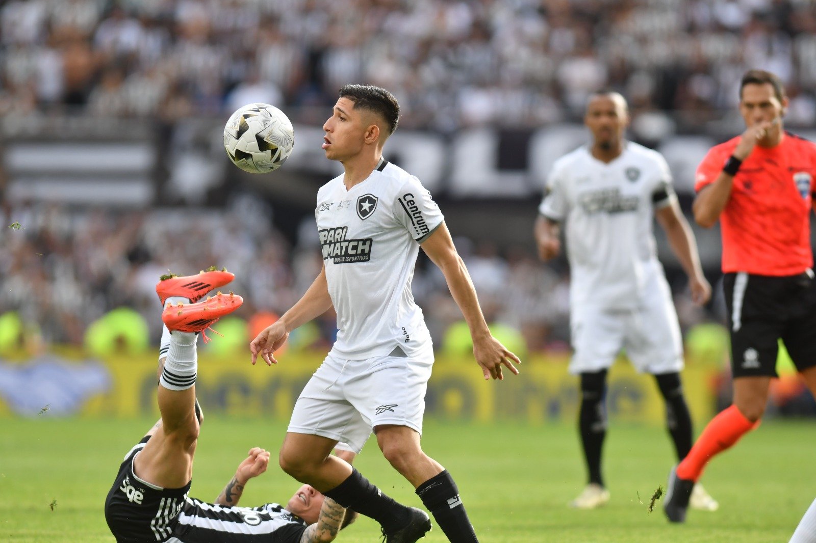 Savarino, do Botafogo, ajeita a bola com o peito, (foto: Alexandre Guzanshe/EM/D.A Press)