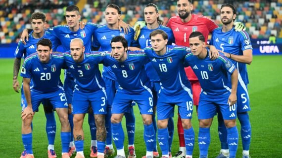 Jogadores da Seleção Italiana posados (foto: Stefano Rellandini/AFP)