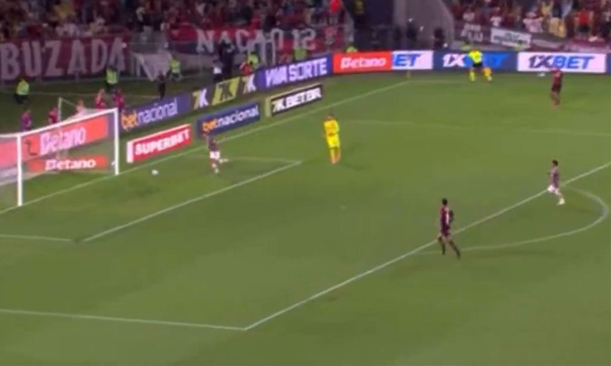 Serna tomou a bola de Rossi e marcou o segundo gol do Fluminense contra o Flamengo (foto: Reprodução/Premiere)