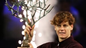 Sinner com o troféu do Masters 1000 de Paris - Crédito: 