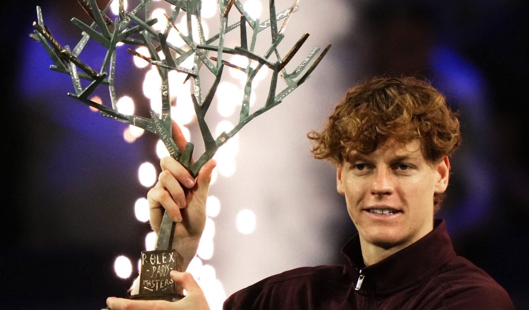Sinner com o troféu do Masters 1000 de Paris (foto: Dimitar Dilkoff/AFP)