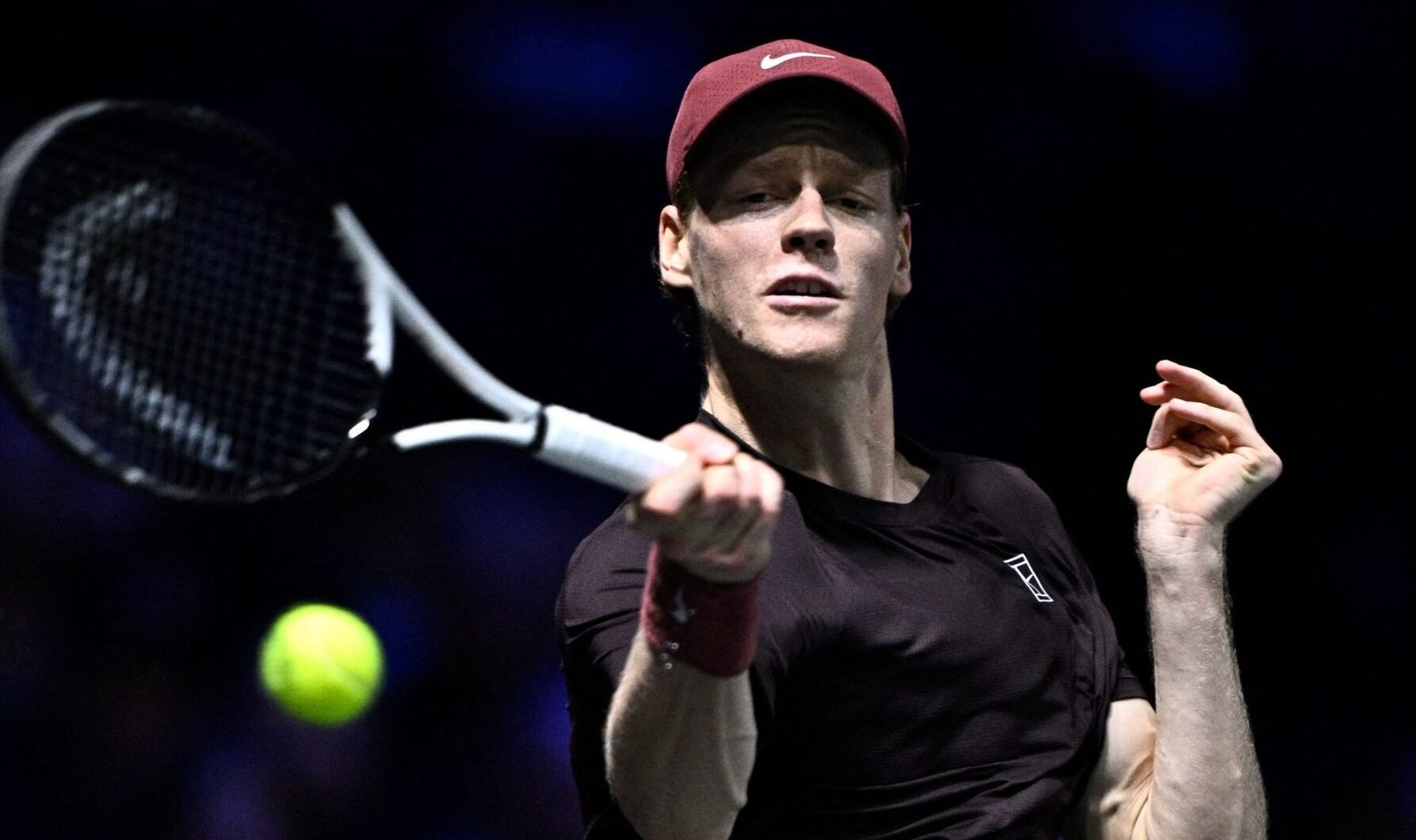 Sinner em ação no Masters 1000 de Paris (foto: Julien de Rosa/AFP)