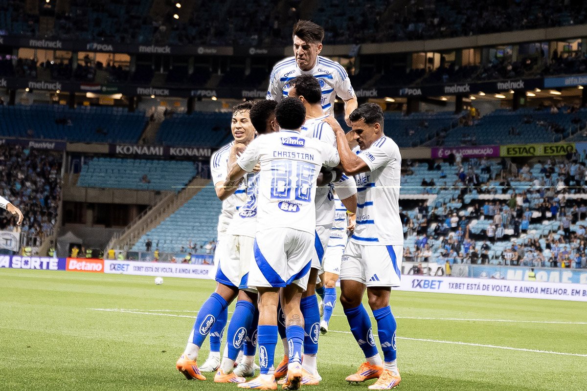 Jogadores do Cruzeiro comemoram gol em vitória sobre o Grêmio pelo Brasileirão (foto: Lucas Bubols/Cruzeiro)