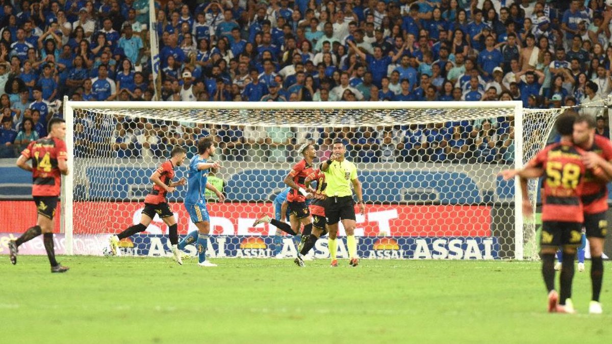 Derik, do Sport, comemora gol contra o Cruzeiro no Campeonato Brasileiro (foto: Ramon Lisboa/EM/D.A. Press)