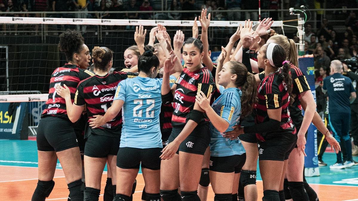 Tainara (ao centro) comemora vitória do Flamengo na Superliga Feminina de Vôlei junto com o elenco (foto: MARIANA SÁ/FLAMENGO)
