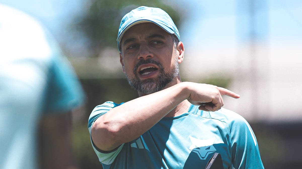 Jonas Urias lidera a comissão técnica do Cruzeiro desde setembro de 2023 (foto: Gustavo Martins/Cruzeiro)