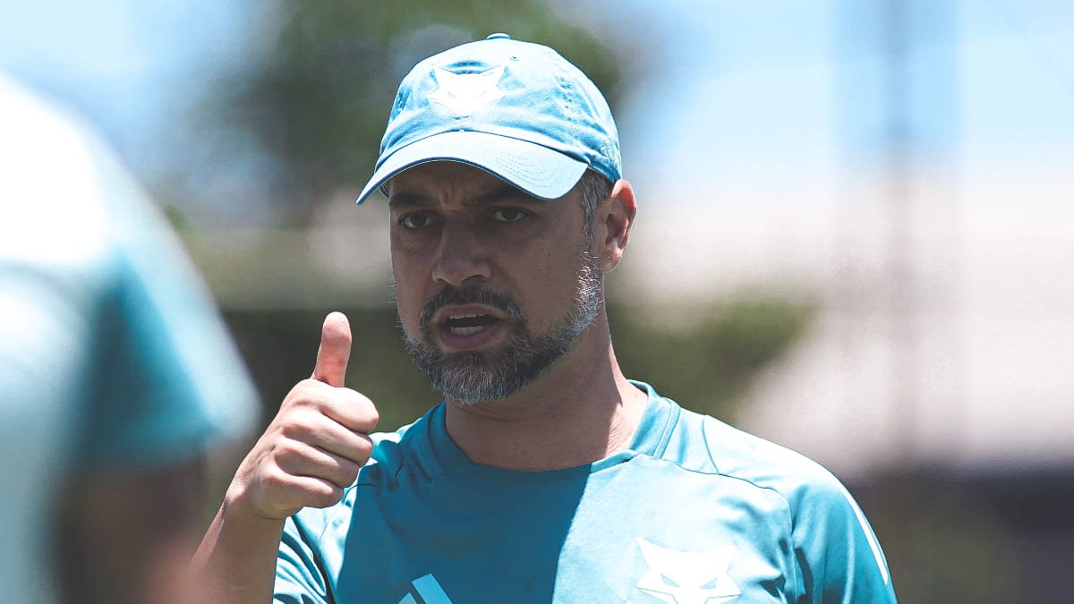 Jonas Urias lidera a comissão técnica do Cruzeiro desde setembro de 2023 (foto: Gustavo Martins/Cruzeiro)