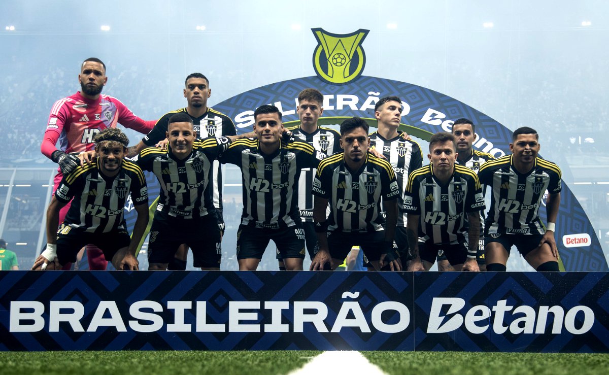 Time do Atlético perfilado antes de jogo pelo Campeonato Brasileiro (foto: Pedro Souza/Atlético)