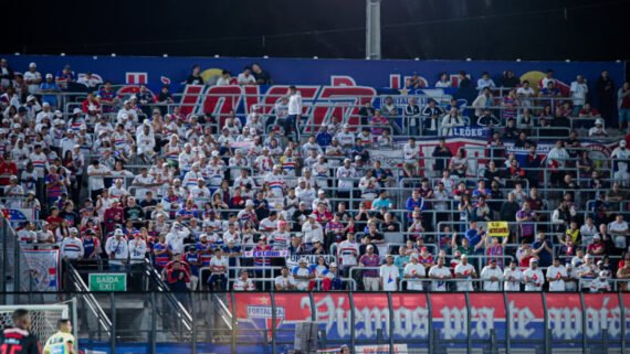 Torcedores do Fortaleza nas arquibancadas do Estádio Municipal Cicero De Souza Marques, em Bragança Paulista (foto: Mateus Lotif/FEC)
